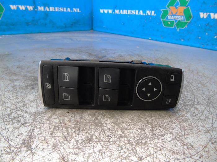 Usados Interruptor combinado de ventanillas Mercedes CLA Shooting Brake (117.9) 1.5 CLA-180 d 16V Precio € 52,50 Norma de margen ofrecido por Maresia Auto Recycling B.V.