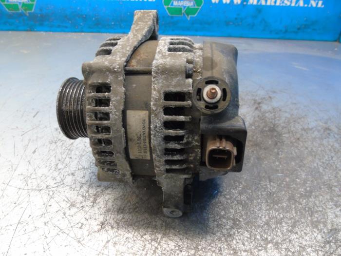 Dynamo van een Toyota Auris (E15) 1.4 D-4D-F 16V 2010