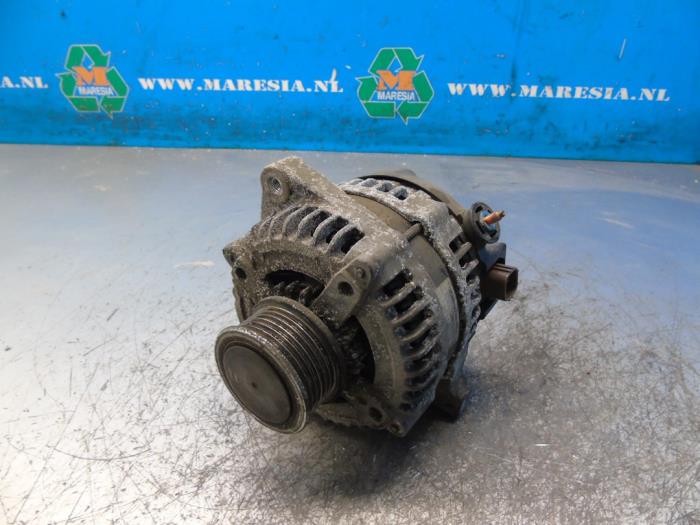 Dynamo van een Toyota Auris (E15) 1.4 D-4D-F 16V 2010