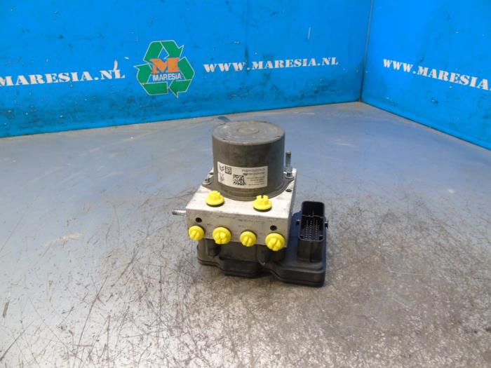 ABS pump from a Opel Crossland (X) 1.2 Turbo 12V Euro 6 2018