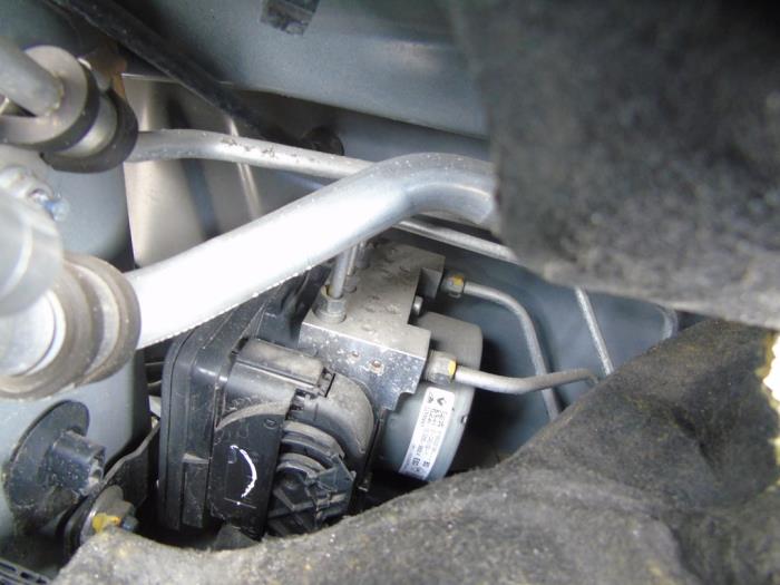 Używane Pompa ABS Dacia Dokker (0S) 1.3 TCE 100 Cena € 183,75 Procedura marży oferowane przez Maresia Auto Recycling B.V.