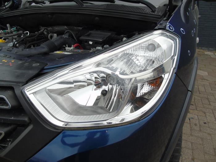 Używane Reflektor lewy Dacia Dokker (0S) 1.3 TCE 100 Cena € 157,50 Procedura marży oferowane przez Maresia Auto Recycling B.V.