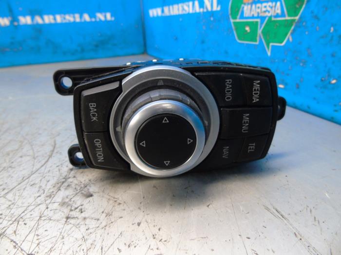 Usagé Panneau de commandes navigation BMW 3 serie (F30) 320d 2.0 16V Prix € 105,00 Règlement à la marge proposé par Maresia Auto Recycling B.V.