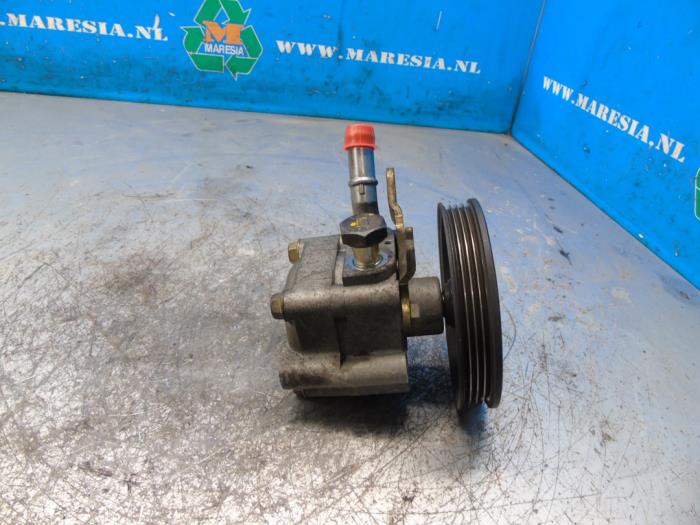 Usagé Pompe de direction Nissan Almera Tino (V10M) 1.8 16V Prix € 42,00 Règlement à la marge proposé par Maresia Auto Recycling B.V.