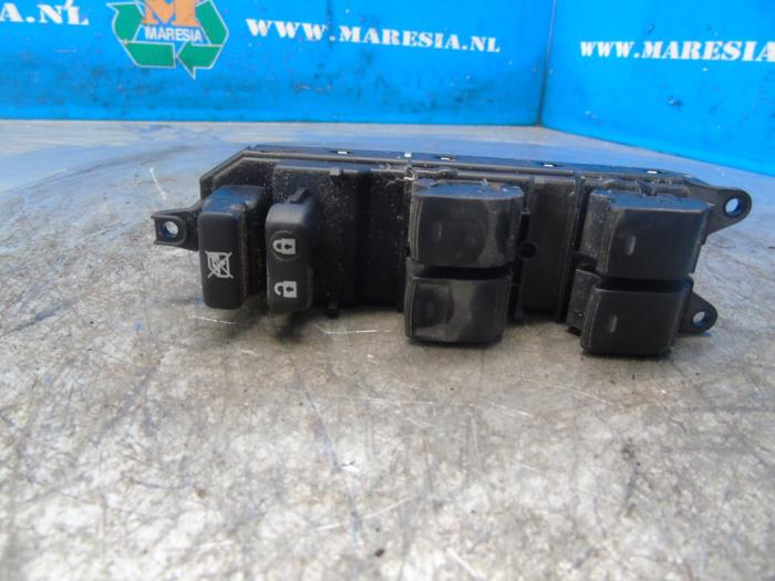Usados Interruptor combinado de ventanillas Lexus CT 200h 1.8 16V Precio € 57,75 Norma de margen ofrecido por Maresia Auto Recycling B.V.