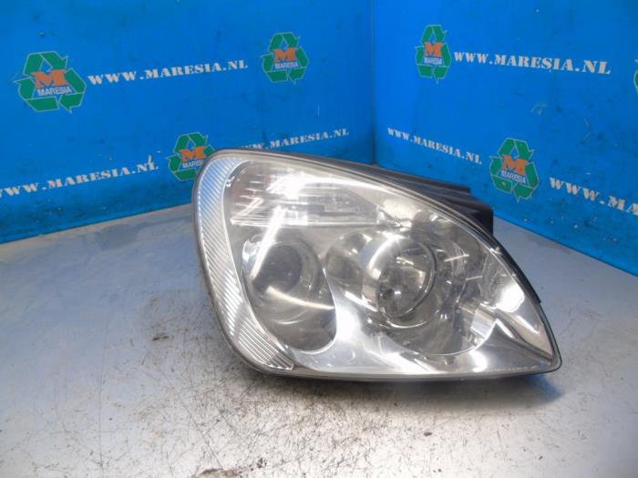 Używane Reflektor prawy Kia Carens III (FG) 2.0i CVVT 16V Cena € 68,25 Procedura marży oferowane przez Maresia Auto Recycling B.V.