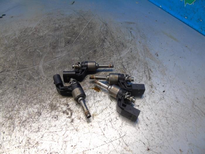Usagé Injecteur (injection essence) Volkswagen Scirocco (137/13AD) 1.4 TSI 122 16V Prix € 52,50 Règlement à la marge proposé par Maresia Auto Recycling B.V.