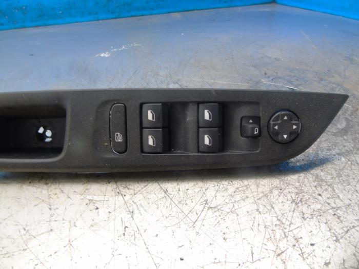 Usados Interruptor combinado de ventanillas Opel Corsa F (UB/UH/UP) 1.2 12V 75 Precio € 52,50 Norma de margen ofrecido por Maresia Auto Recycling B.V.