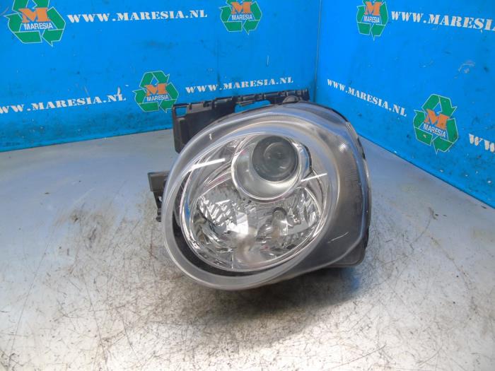 Używane Reflektor lewy Nissan Juke (F15) 1.2 DIG-T 16V Cena € 210,00 Procedura marży oferowane przez Maresia Auto Recycling B.V.