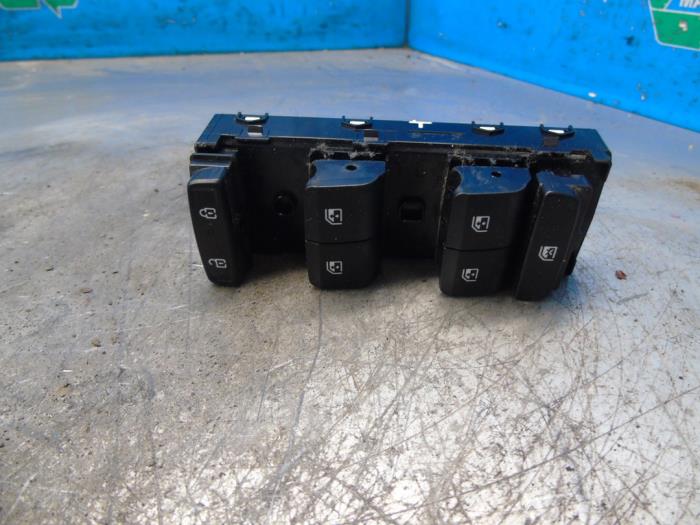 Usados Interruptor combinado de ventanillas Hyundai Tucson (NX) 1.6 T-GDI HEV Precio € 78,75 Norma de margen ofrecido por Maresia Auto Recycling B.V.
