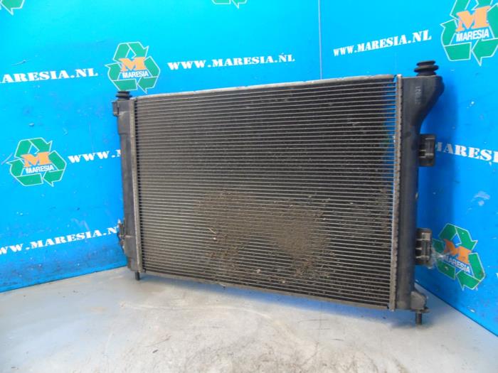 Usagé Radiateur Kia Cee'd Sportswagon (JDC5) 1.4i CVVT 16V Prix € 63,00 Règlement à la marge proposé par Maresia Auto Recycling B.V.