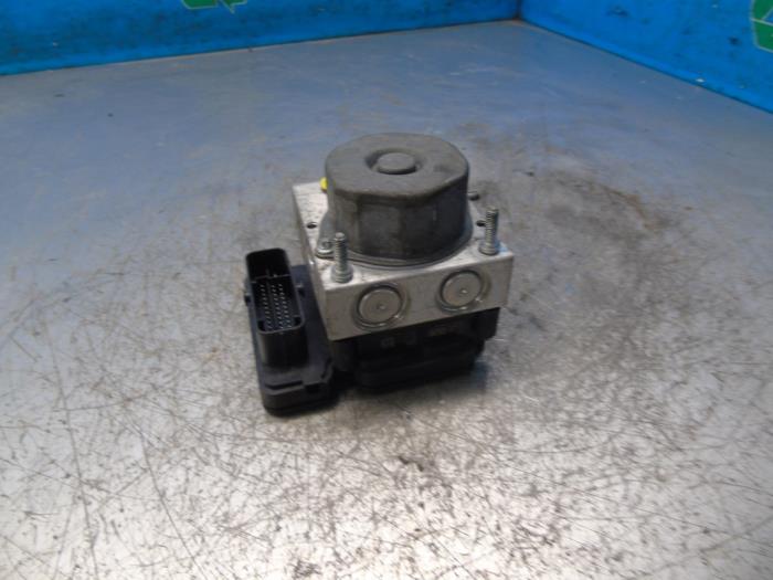 Begagnade ABS-pump Nissan Micra (K13) 1.2 12V Pris € 105,00 Marginaltabell erbjuds av Maresia Auto Recycling B.V.