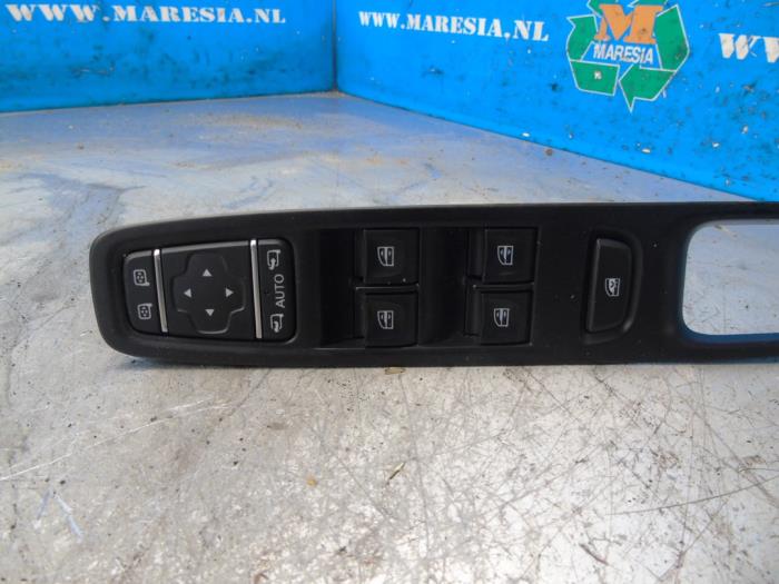 Usados Interruptor combinado de ventanillas Renault Captur I (2R) 0.9 Energy TCE 12V Precio € 36,75 Norma de margen ofrecido por Maresia Auto Recycling B.V.
