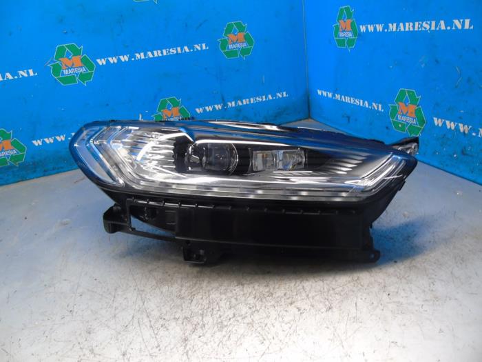 Używane Reflektor prawy Ford Mondeo V Wagon 2.0 Hybrid 16V Cena € 472,50 Procedura marży oferowane przez Maresia Auto Recycling B.V.
