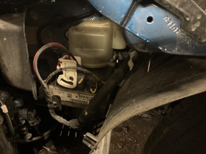 Usagé Pompe de direction Dacia Sandero II 1.0 Sce 12V Prix € 183,75 Règlement à la marge proposé par Maresia Auto Recycling B.V.