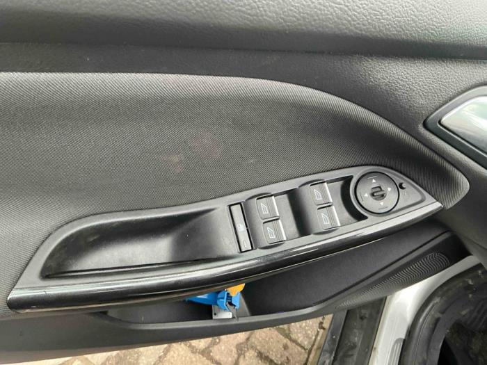 Usados Interruptor combinado de ventanillas Ford Focus 3 Wagon 1.0 Ti-VCT EcoBoost 12V 125 Precio € 47,25 Norma de margen ofrecido por Maresia Auto Recycling B.V.