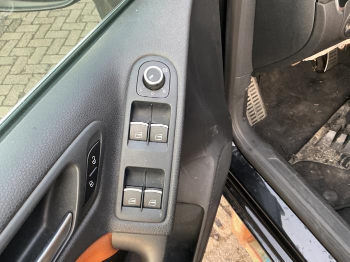 Usados Interruptor combinado de ventanillas Volkswagen Golf VI Cabrio (1K) 1.2 TSI Precio € 52,50 Norma de margen ofrecido por Maresia Auto Recycling B.V.