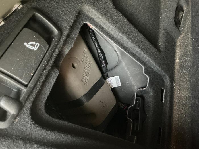 Używane Silnik dachu cabrio Volkswagen Golf VI Cabrio (1K) 1.2 TSI Cena € 210,00 Procedura marży oferowane przez Maresia Auto Recycling B.V.