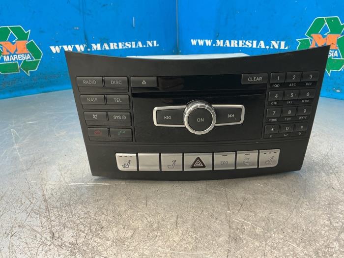 Usagé Ecran Gps Mercedes E (W212) E-200 2.0 Turbo 16V Prix € 105,00 Règlement à la marge proposé par Maresia Auto Recycling B.V.