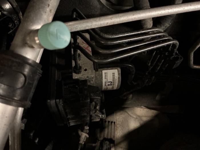 Używane Pompa ABS Hyundai iX35 (LM) 1.6 GDI 16V Cena € 131,25 Procedura marży oferowane przez Maresia Auto Recycling B.V.