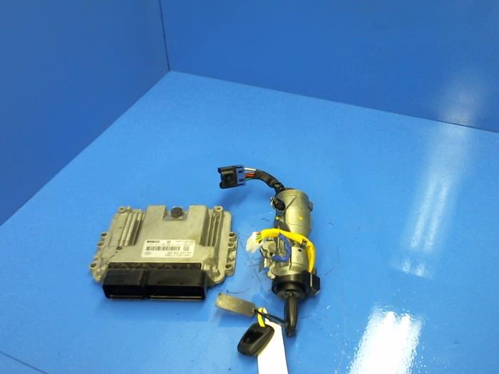 Used Ignition lock + computer Kia Cee'd (EDB5) 1.6 CRDi 16V Price € 262,50 Margin scheme offered by Maresia Auto Recycling B.V.