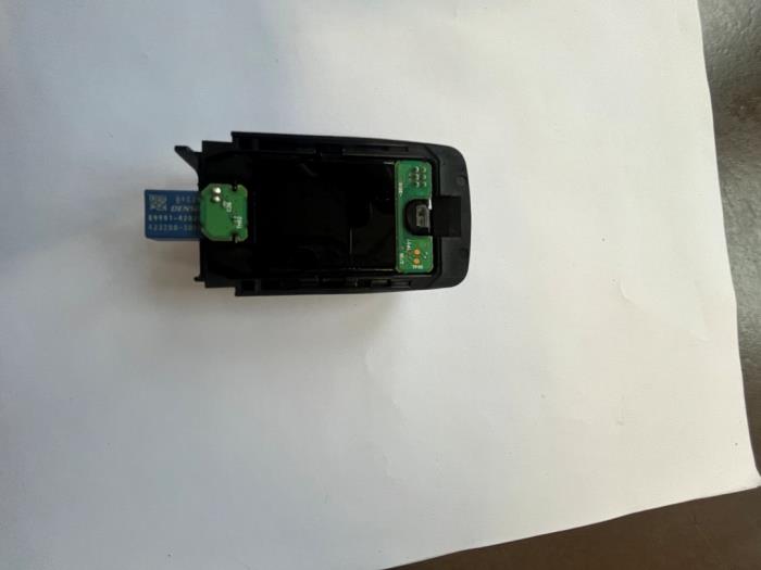 Begagnade Regnsensor Toyota RAV4 (A5) 2.5 Hybrid 16V AWD Pris € 57,75 Marginaltabell erbjuds av Maresia Auto Recycling B.V.