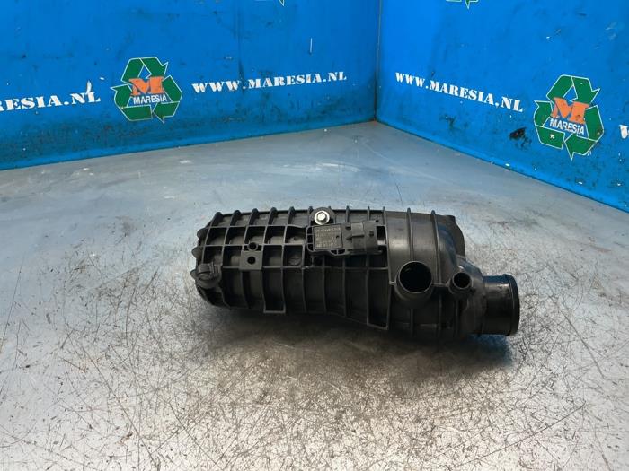 Używane Kolektor dolotowy Ford Focus 3 Wagon 1.0 Ti-VCT EcoBoost 12V 125 Cena € 73,50 Procedura marży oferowane przez Maresia Auto Recycling B.V.