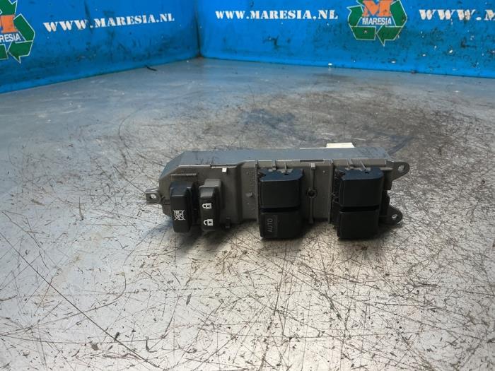 Używane Przelacznik combi okienny Toyota Yaris III (P13) 1.5 16V Hybrid Cena € 68,25 Procedura marży oferowane przez Maresia Auto Recycling B.V.