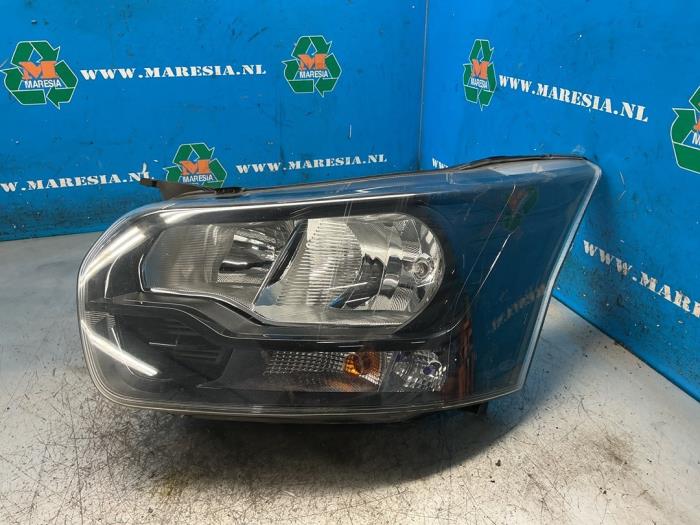 Używane Reflektor lewy Ford Transit 2.0 TDCi 16V Eco Blue 105 Cena € 105,00 Procedura marży oferowane przez Maresia Auto Recycling B.V.