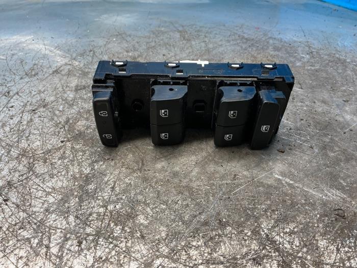 Usados Interruptor combinado de ventanillas Hyundai Tucson (NX) 1.6 T-GDI HEV Precio € 78,75 Norma de margen ofrecido por Maresia Auto Recycling B.V.