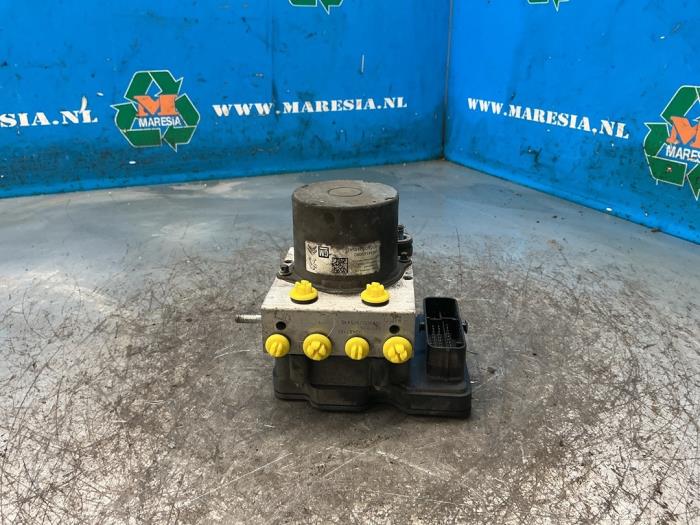 Begagnade ABS-pump Opel Crossland (X) 1.2 Turbo 12V Pris € 183,75 Marginaltabell erbjuds av Maresia Auto Recycling B.V.