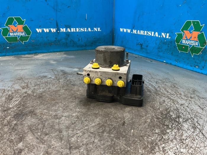 Używane Pompa ABS Nissan Micra (K13) 1.2 12V Cena € 157,50 Procedura marży oferowane przez Maresia Auto Recycling B.V.