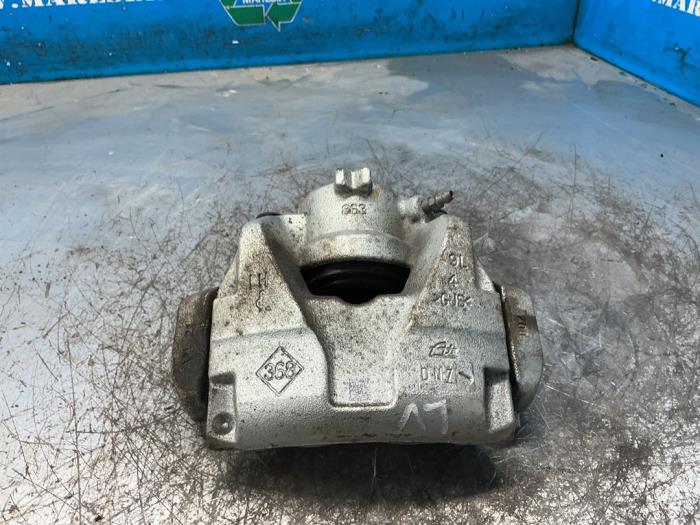 Gebrauchte Bremszange links vorne Renault Clio V (RJAB) 1.6 E-Tech 145 16V Preis € 52,50 Margenregelung angeboten von Maresia Auto Recycling B.V.
