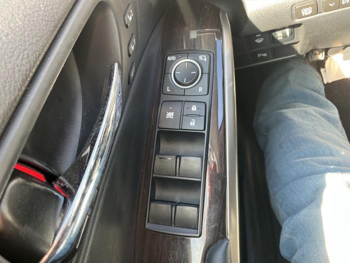 Usados Interruptor combinado de ventanillas Lexus IS (E3) 300h 2.5 16V Precio € 78,75 Norma de margen ofrecido por Maresia Auto Recycling B.V.