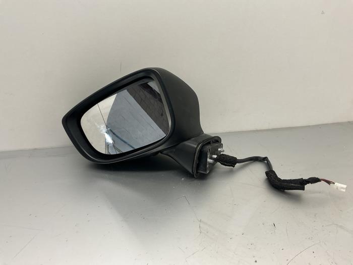 Używane Lusterko zewnetrzne lewe Mazda 2 (DJ/DL) 1.5 SkyActiv-G 75 Cena € 173,25 Procedura marży oferowane przez Maresia Auto Recycling B.V.