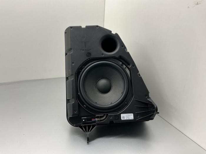 Używane Subwoofer Tesla Model Y (5YJY) Long Range,Performance Cena € 157,50 Procedura marży oferowane przez Maresia Auto Recycling B.V.