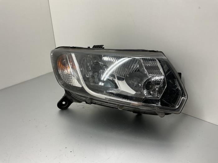 Używane Reflektor prawy Dacia Logan II 1.2 16V Cena € 105,00 Procedura marży oferowane przez Maresia Auto Recycling B.V.