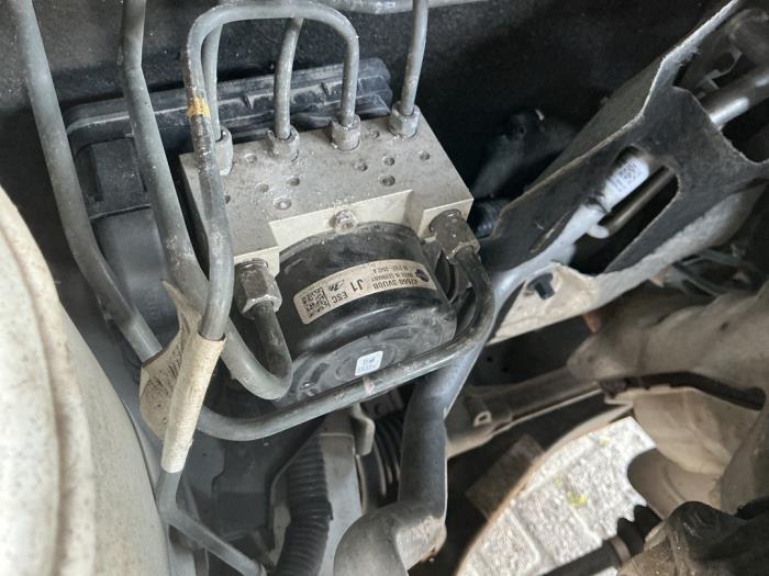 Używane Pompa ABS Nissan Note (E12) 1.2 68 Cena € 210,00 Procedura marży oferowane przez Maresia Auto Recycling B.V.