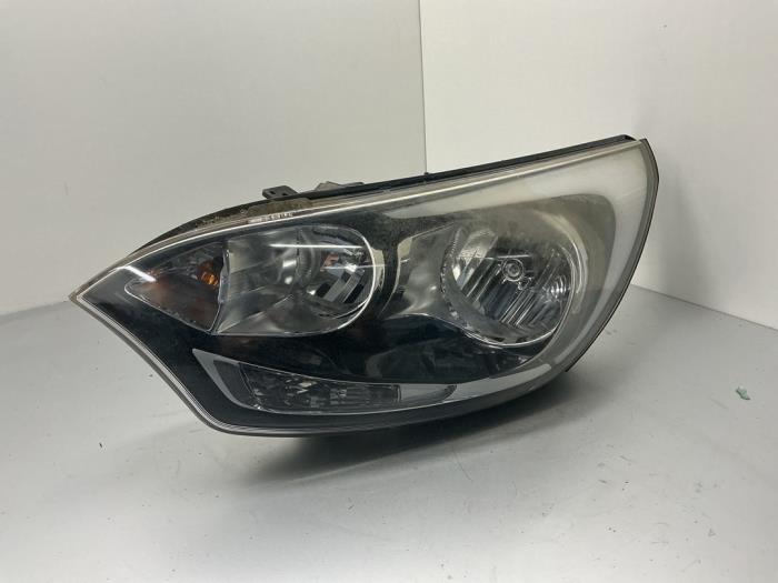 Używane Reflektor lewy Kia Rio III (UB) 1.2 CVVT 16V Cena € 147,00 Procedura marży oferowane przez Maresia Auto Recycling B.V.