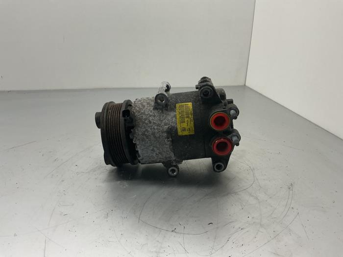 Usagé Compresseur de clim Ford Fiesta 6 (JA8) 1.25 16V Prix € 84,00 Règlement à la marge proposé par Maresia Auto Recycling B.V.