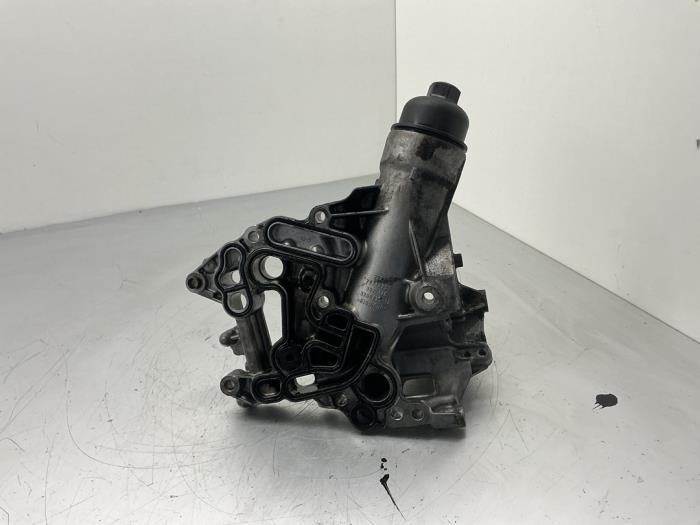 Gebrauchte Ölfiltergehäuse Mercedes Sprinter 3,5t (910.0/910.1/907.1/907.2) 319 CDI 2.0 D RWD Preis € 126,00 Margenregelung angeboten von Maresia Auto Recycling B.V.