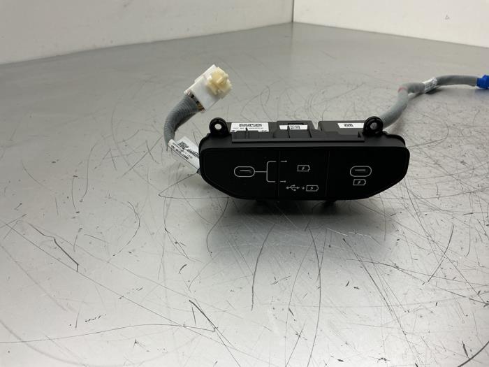 Używane Wtyczka USB Kia EV6 (CV) 84 kWh RWD Cena € 157,50 Procedura marży oferowane przez Maresia Auto Recycling B.V.