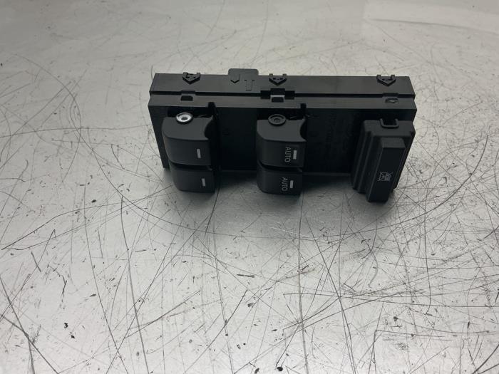 Usados Interruptor combinado de ventanillas Kia Venga 1.6 CVVT 16V Precio € 73,50 Norma de margen ofrecido por Maresia Auto Recycling B.V.