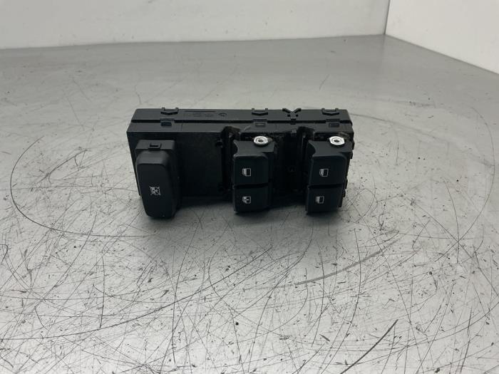 Usados Interruptor combinado de ventanillas Kia Rio IV (YB) 1.2 MPI 16V Precio € 63,00 Norma de margen ofrecido por Maresia Auto Recycling B.V.