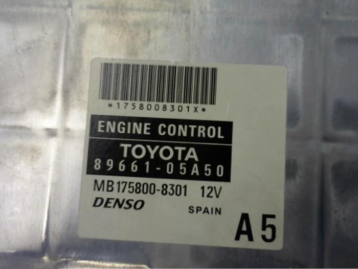 Serrure de contact + ordinateur d'un Toyota Avensis Wagon (T25/B1E) 2.0 16V D-4D-F 2007