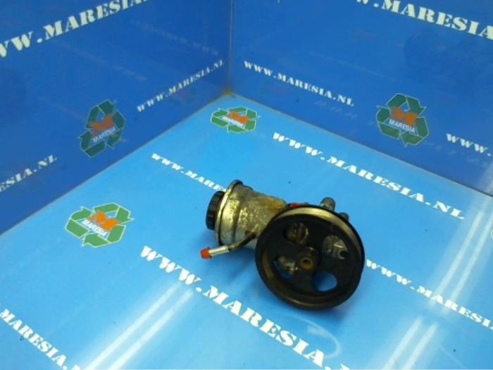 Power steering pump from a Toyota Avensis Wagon (T25/B1E) 2.0 16V D-4D-F 2007