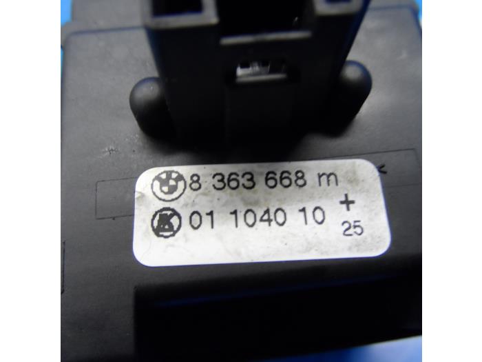 Interruptor de indicador de dirección de un BMW 3 serie Compact (E46/5) 318td 16V 2004