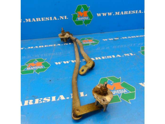Wiper mechanism from a Saab 9-5 (YS3E) 3.0 t V6 24V 2000