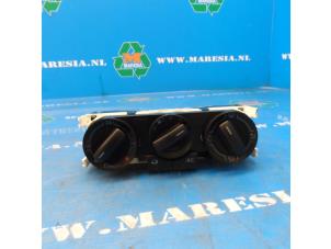 Używane Panel sterowania nagrzewnicy Volkswagen Polo IV (9N1/2/3) 1.2 12V Cena € 42,00 Procedura marży oferowane przez Maresia Auto Recycling B.V.
