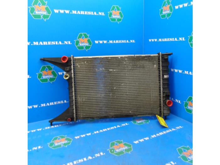 Usagé Radiateur Opel Omega B (25/26/27) 2.0i 16V Prix € 47,25 Règlement à la marge proposé par Maresia Auto Recycling B.V.